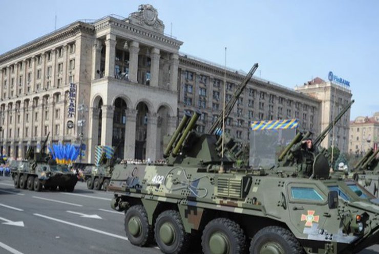 Військова техніка із святкового параду вирушила на Донбас
