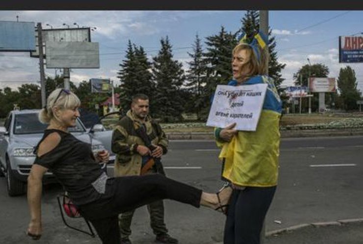 У Донецьку українську активістку прив'язали до стовпа і били ногами (фото, відео)