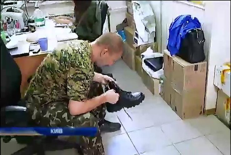 Волонтери самі одягають українських війскових замість держави