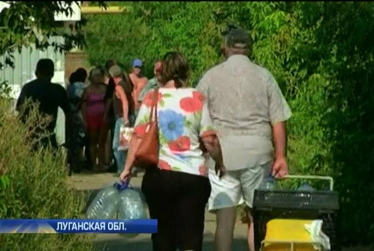 в Луганске запасаются водой из разбитого водопровода