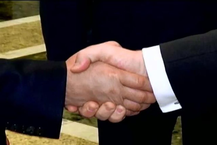 Порошенко Путину не улыбался и жестко жал руку (видео)