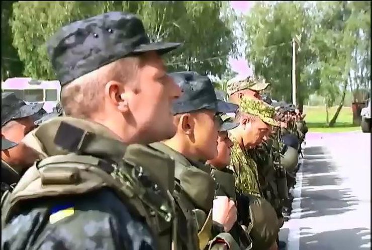 Участники парада Независимости уверены в победе и рвутся в бой (видео)