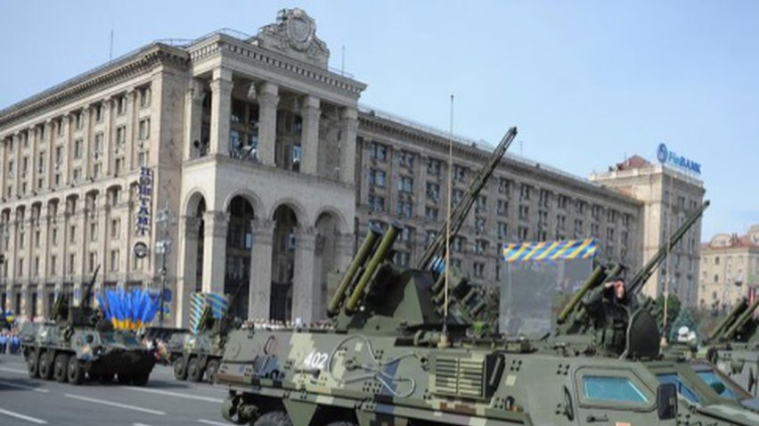 Військова техніка із святкового параду вирушила на Донбас