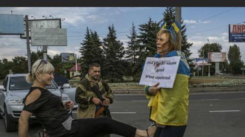 У Донецьку українську активістку прив'язали до стовпа і били ногами (фото, відео)