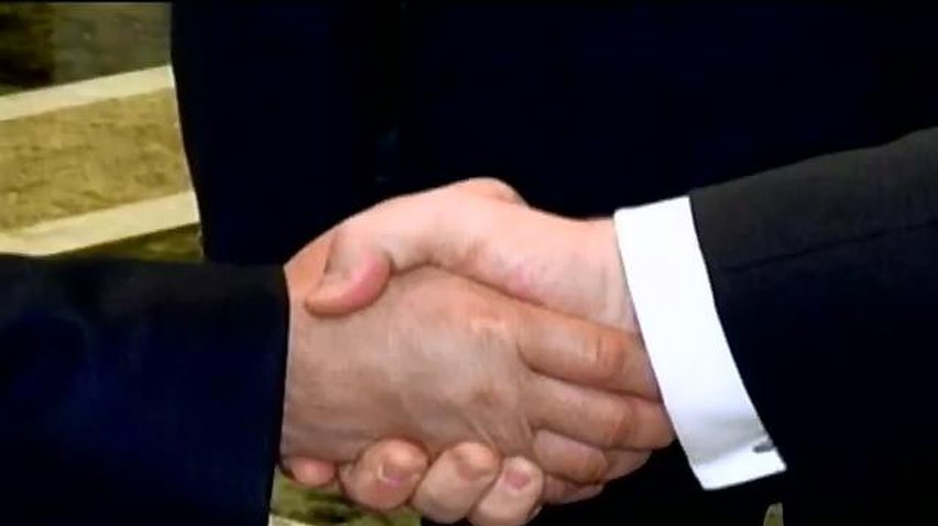 Порошенко Путину не улыбался и жестко жал руку (видео)