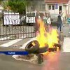 Во Львове с горящими покрышками и слезоточивым газом штурмовали здание ГАИ (видео)