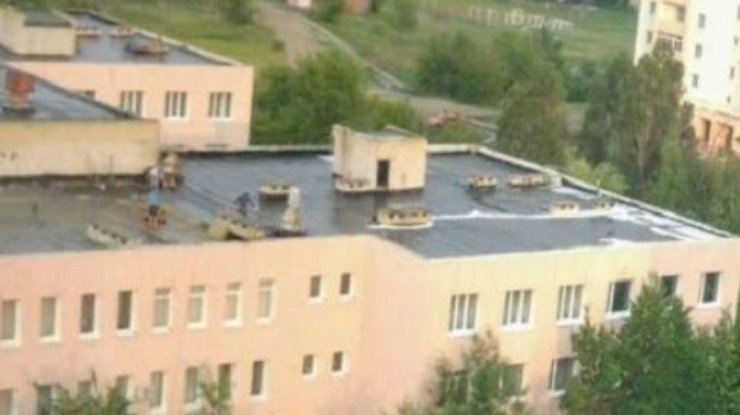 В Луганске снаряд попал в толпу людей около школы (фото, видео)
