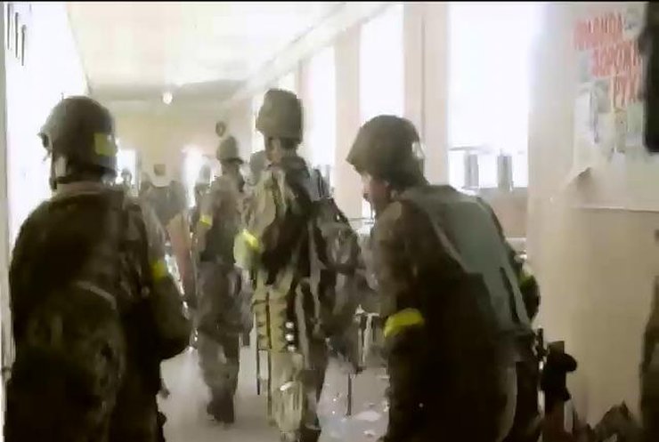 В Иловайске террористы окружили школу с украинскими военными (видео)