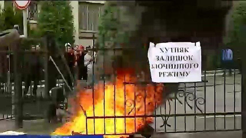 Во Львове жгли покрышки и требовали увольнения начальника ГАИ (видео)