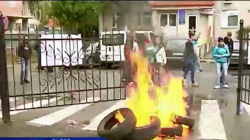 Во Львове с горящими покрышками и слезоточивым газом штурмовали здание ГАИ (видео)