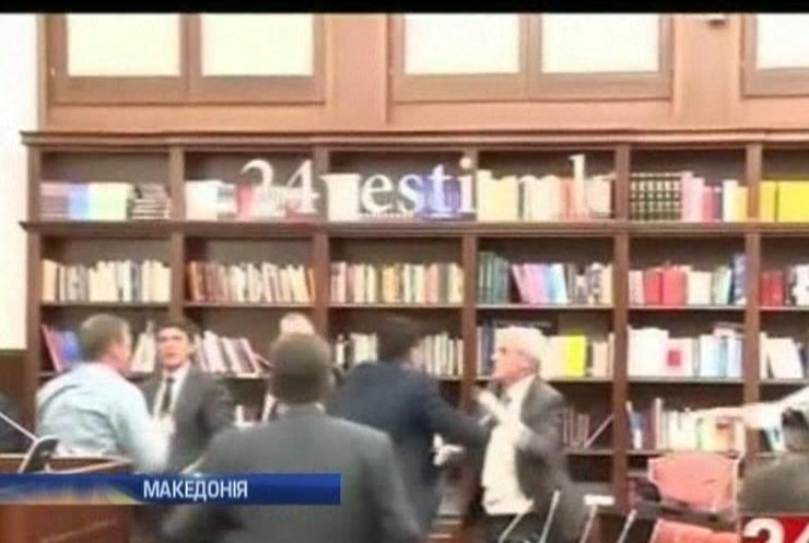 Депутату відбили око через бійку у парламенті Македонії