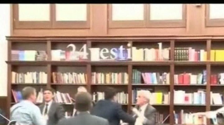 Депутату відбили око через бійку у парламенті Македонії