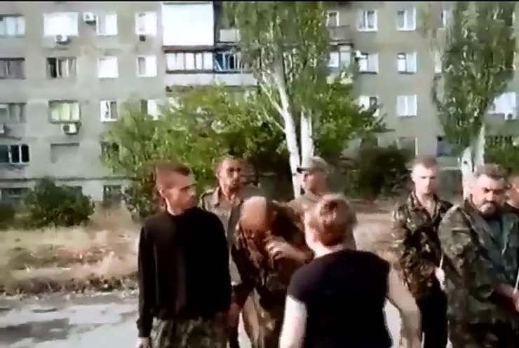 В Снежном террористы натравили горожан на украинских военнопленных