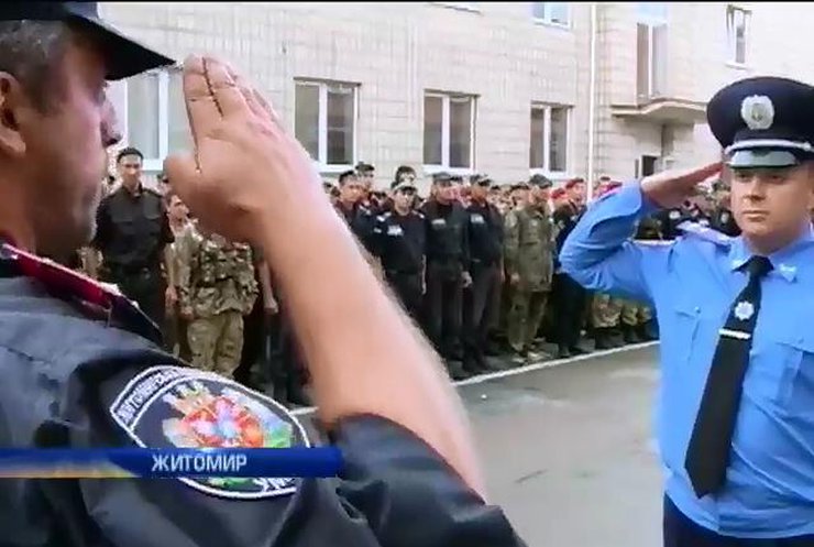 Вернувшихся из Донбасса милиционеров встречали как героев (видео)