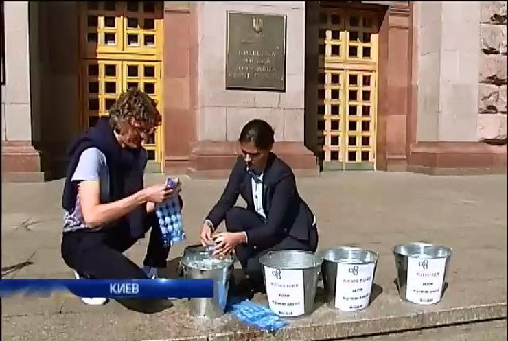 Депутат Киевсовета бросила вызов Кличку облиться холодной водой (видео)