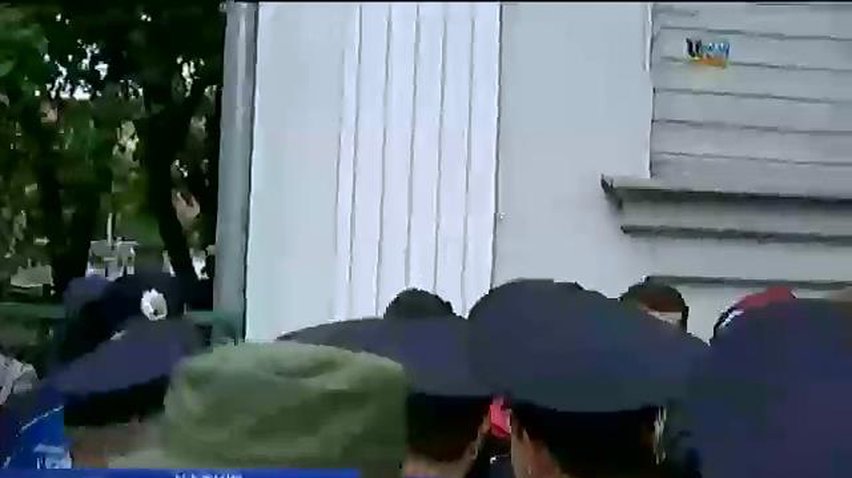 У Харкові біля посольства Росії у міліцію кидали петарди