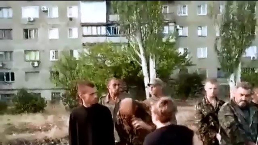 В Снежном террористы натравили горожан на украинских военнопленных
