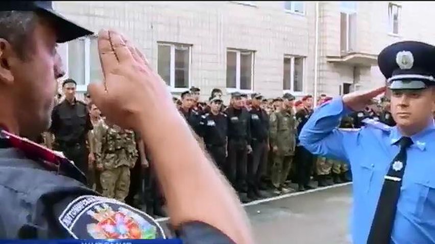 Вернувшихся из Донбасса милиционеров встречали как героев (видео)