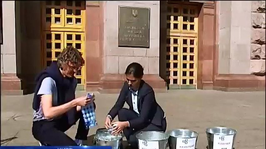 Депутат Киевсовета бросила вызов Кличку облиться холодной водой (видео)