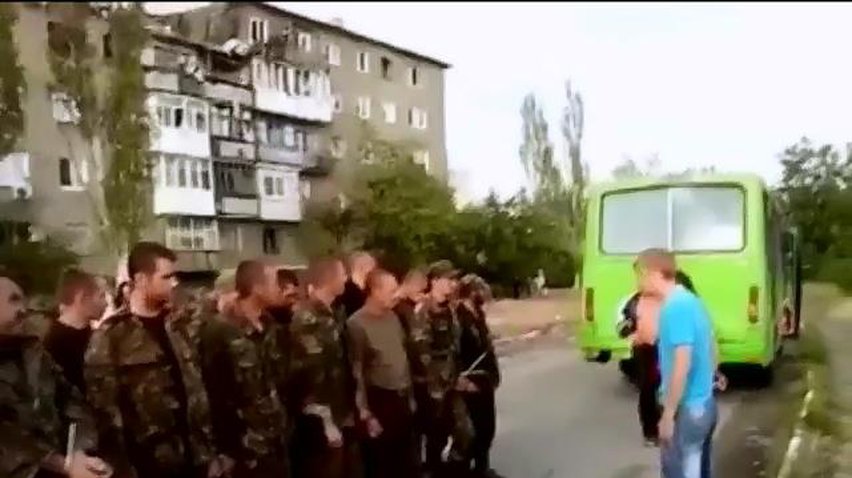 Террористы в Снежном провели очередной "парад позора" (видео)