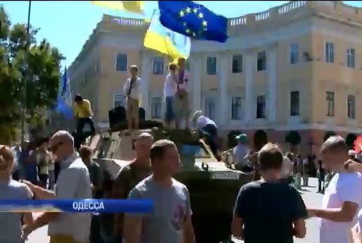 В Одессе сторонники единой Украины провели антивоенный митинг (видео)