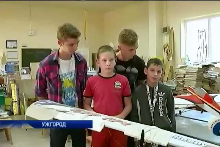 Дети авиамодельного кружка из Ужгорода смастерили военный беспилотник (видео)