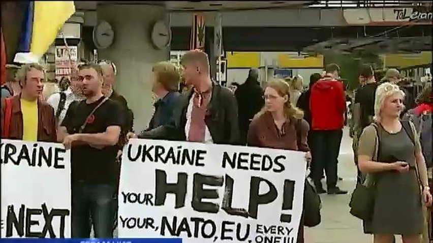Украинцы Берлина в вышиванках протестовали против российской агрессии