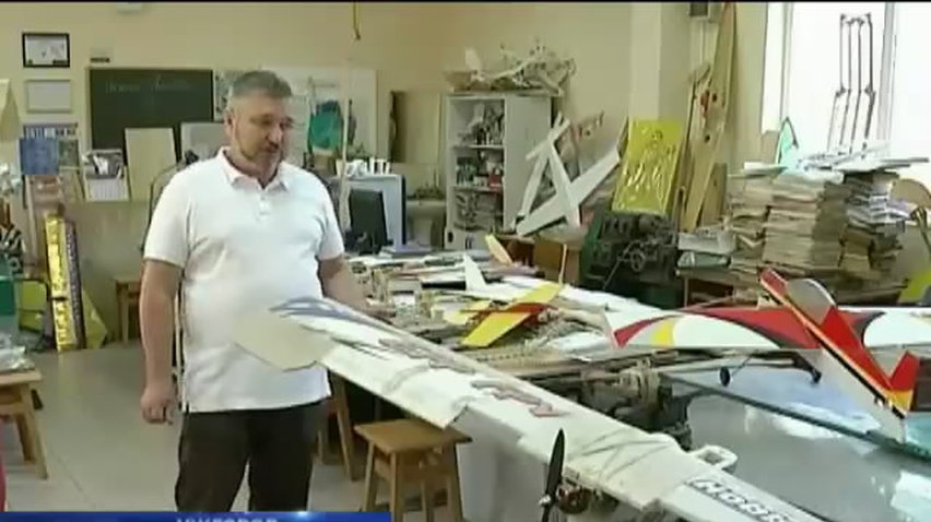 Хлопці з Ужгорода змайстрували безпілотник для армії (відео)