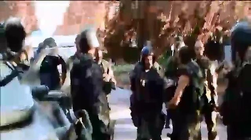 Россияне отбирают обувь у раненых украинских военных (видео)