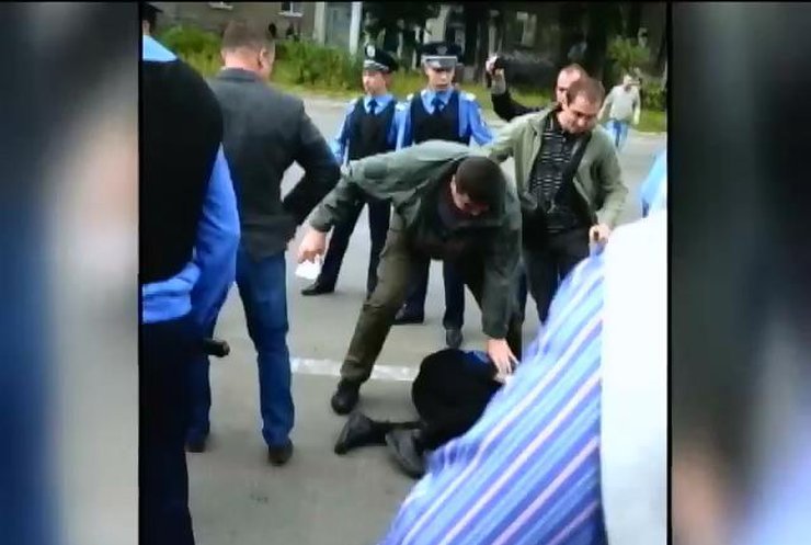 У Києві пікетувальників російських автозаправок побила міліція (відео)