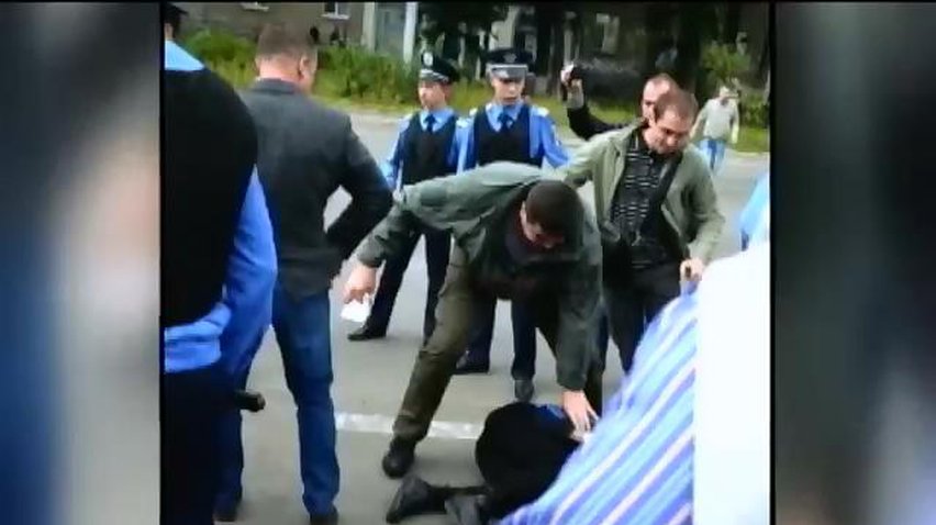 У Києві пікетувальників російських автозаправок побила міліція (відео)