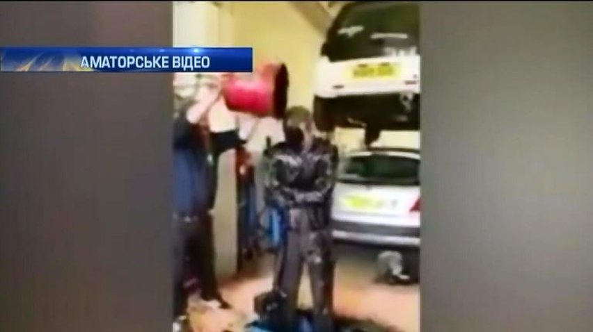 Британець облив себе машинною олією замість холодної води (відео)