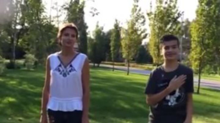 Семья Порошенко облилась холодной водой прямо в одежде (видео)