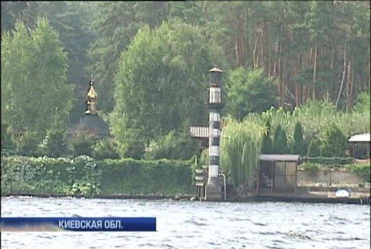 Скромный мэр Вышгорода построил хоромы с маяком и золотой часовней (видео)