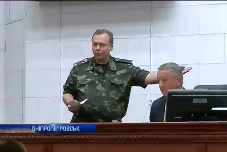 У Дніпропетровську депутати втікають від повісток в армію (відео)