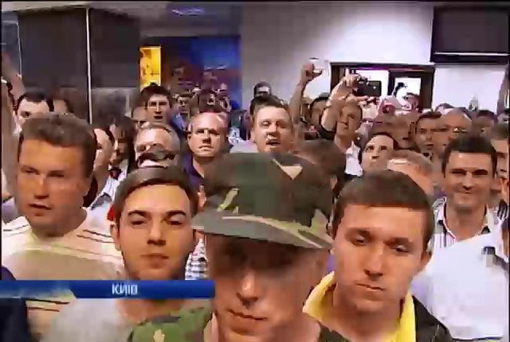 Робітники "Антонова" не пустили нового директора на завод (відео)