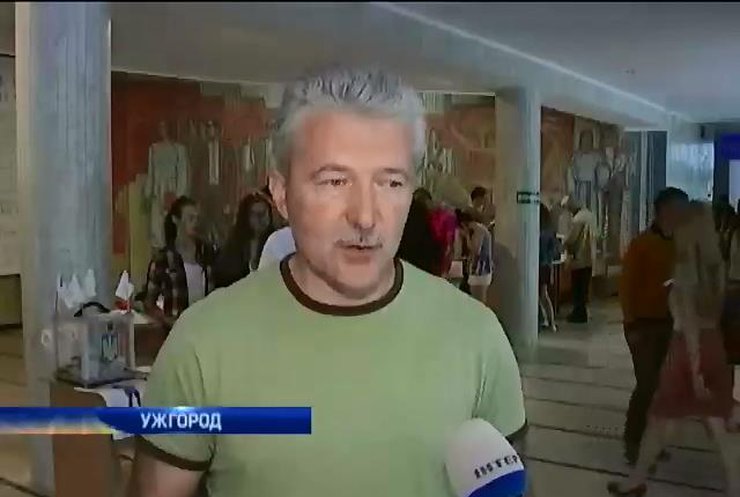 Закарпатські письменники продають книжки для допомоги військовим (відео)
