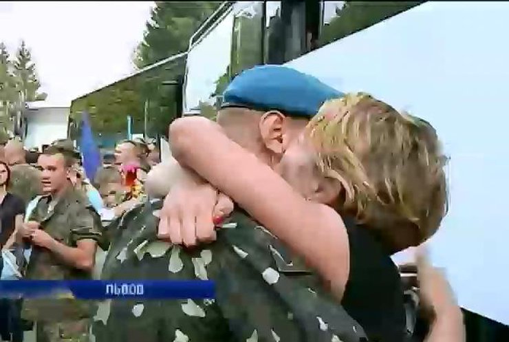 Защищавшие аэропорт Луганска десантники вернулись во Львов (видео)