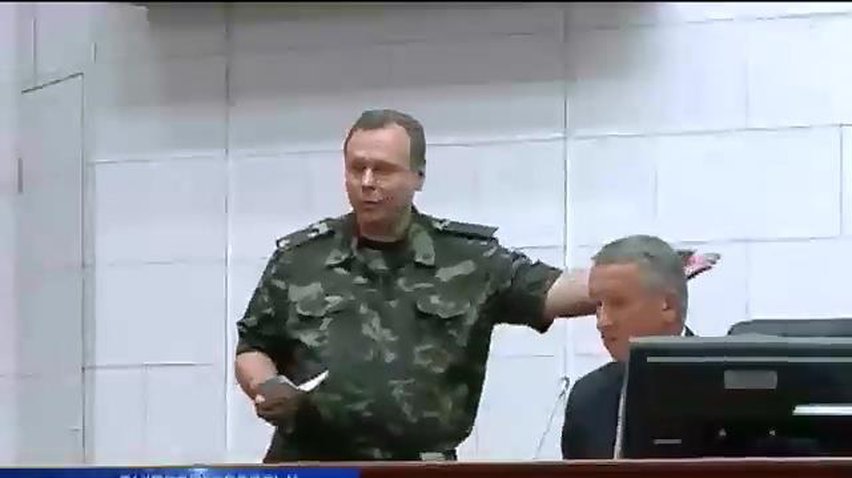 У Дніпропетровську депутати втікають від повісток в армію (відео)