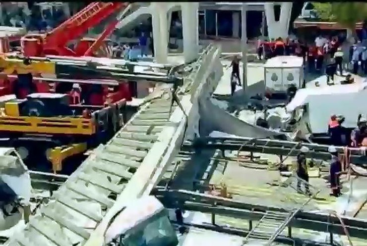 У Стамбулі обвалився міст: 2 загиблих, 4 поранених