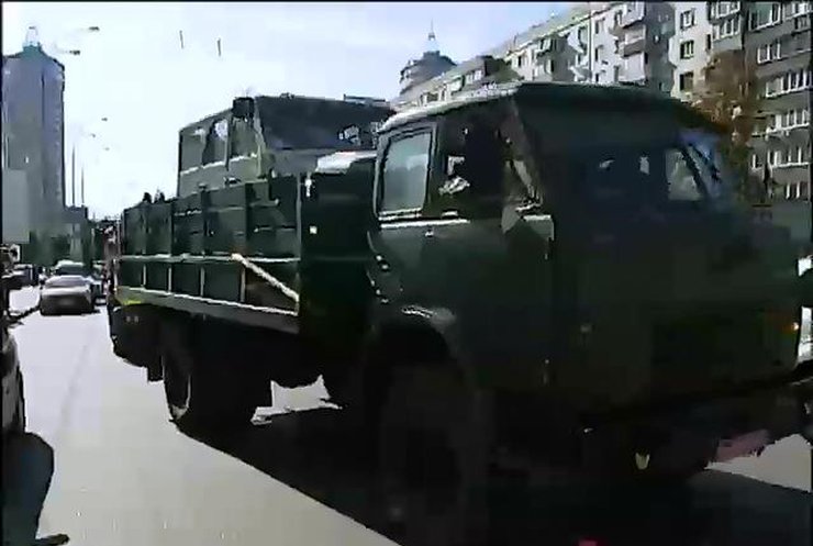 Київські підприємці подарували українським бійцям броньований транспорт
