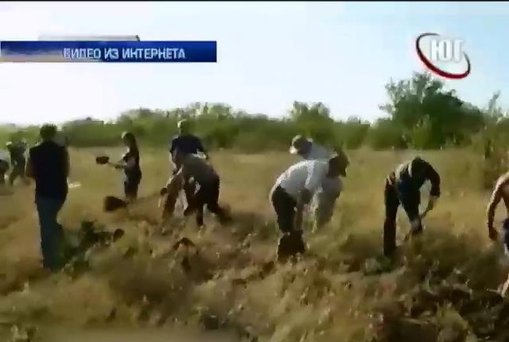 В Бердянске роют окопы для обороны от российской агрессии (видео)