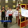 Під Кабміном телефонною будкою вимагали запровадження 3G зв'язку