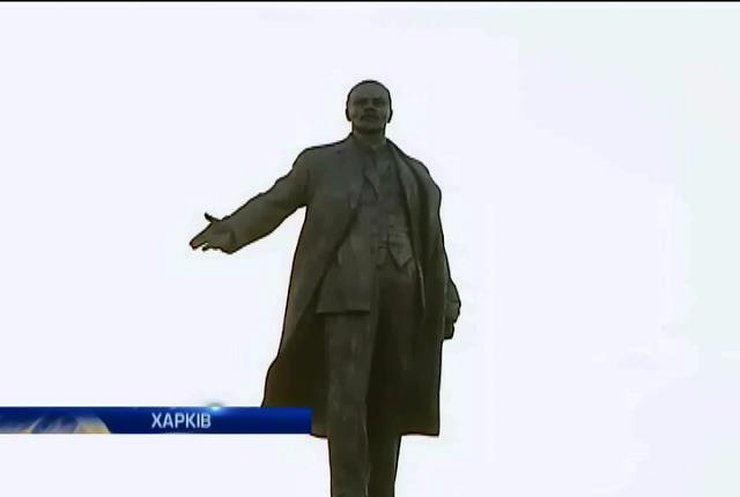 У Харкові відновлюють пам'ятники Леніну за ініціативи Кернеса (відео)