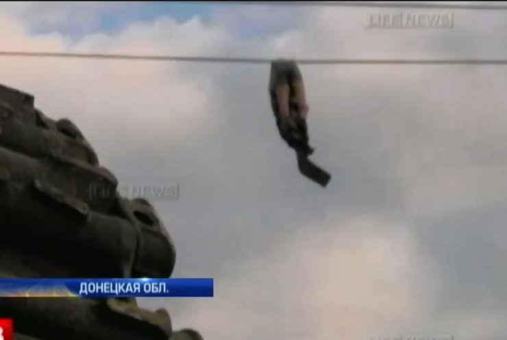 Тело украинского десантника в Старобешево подвесили на проводах (видео)
