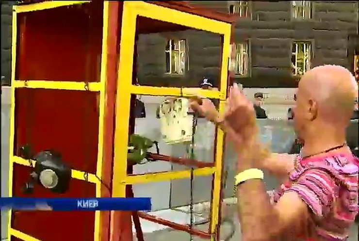 Под Кабмином требовали внедрить 3G связь с телефонной будкой
