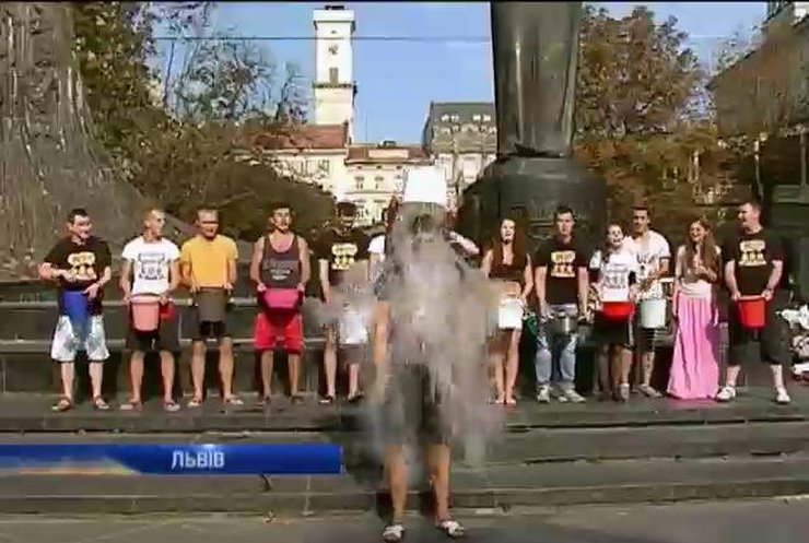 Львівські студенти кинули виклик Верховній Раді обливанням водою (відео)