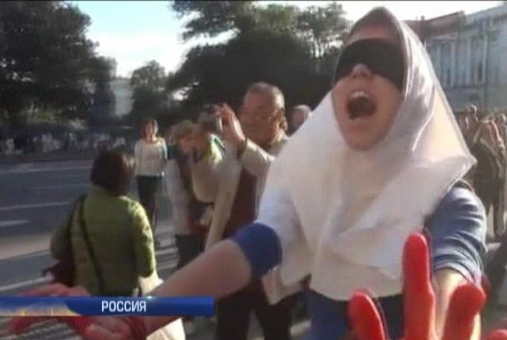 В России активистка с криком и кровью протестовала против войны (видео)