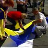 На Майдане сшили гигантский флаг в поддержку Мариуполя (видео)