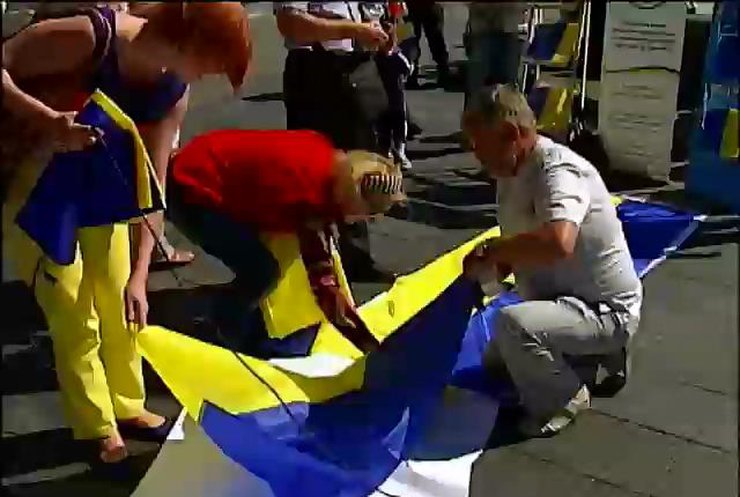 На Майдане сшили гигантский флаг в поддержку Мариуполя (видео)